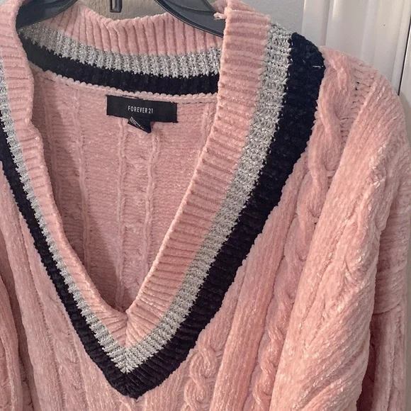 Long knit pink  V neck sweater. - Picture 2 of 7